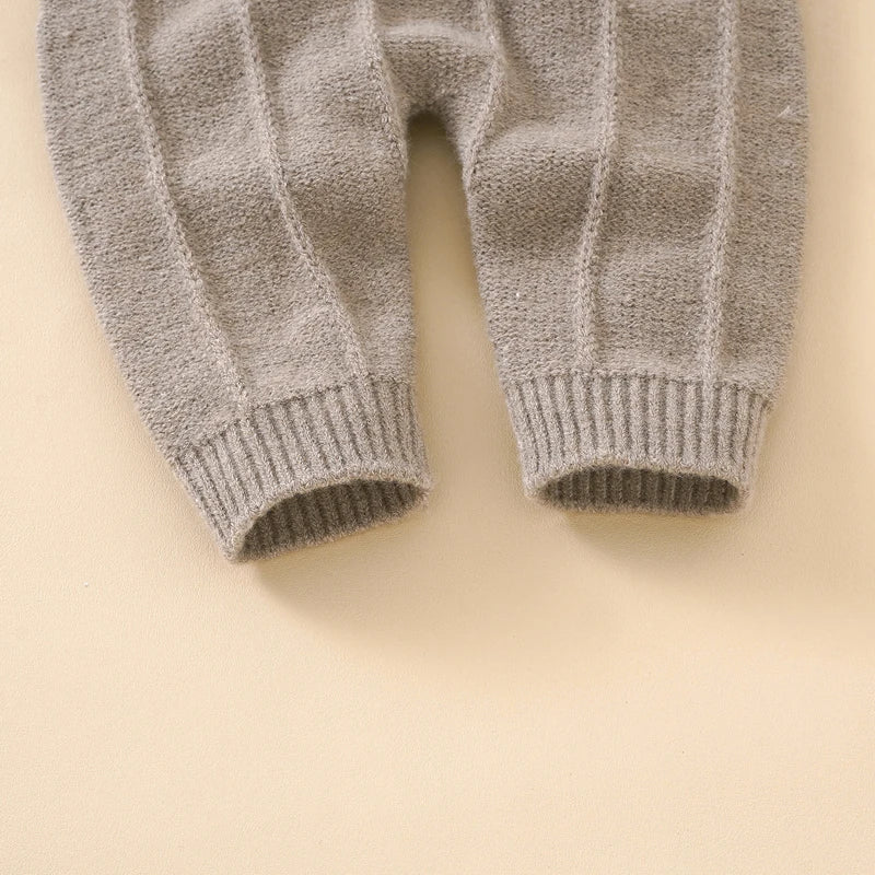 Sweetheart™ | Schattig gebreid baby tuinbroekje met mutsje